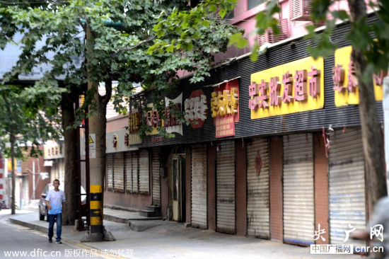 2014年7月1日，济南市数百家个体经营的快餐店、海鲜店、烧烤店等餐饮店全部大门紧闭，昔日门前摆满桌椅挤满人的场面没有了，只有空荡荡的街道。