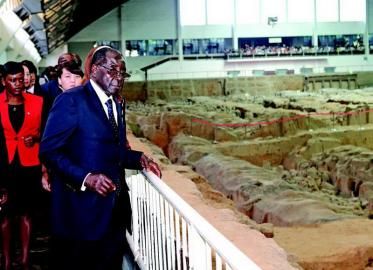 8月27日下午，来我省访问的津巴布韦共和国总统穆加贝参观秦始皇兵马俑。 本报记者 母家亮摄 