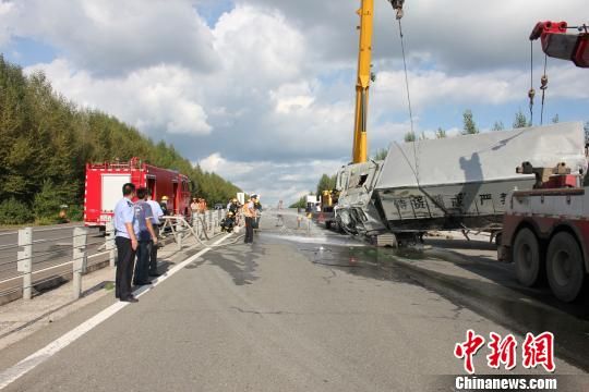 28日12时许，黑龙江省哈同高速300公里路段(依兰县境内)，一辆运钞车在行驶过程中，由于爆胎导致侧翻，所幸没有造成人员伤亡。图为事故救援现场　巩凤祥　摄