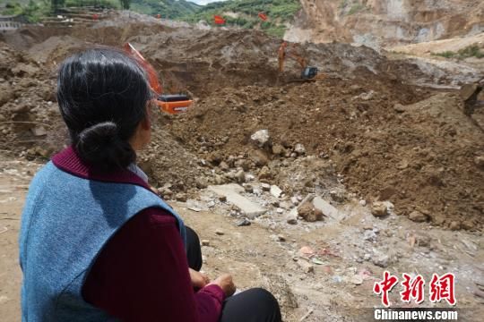 8月30日,73岁的周开秀顶着烈日,守候救援人员搜救自己的孙女。 王晶 摄 8月30日,73岁的周开秀顶着烈日,守候救援人员搜救自己的孙女。 王晶 摄
