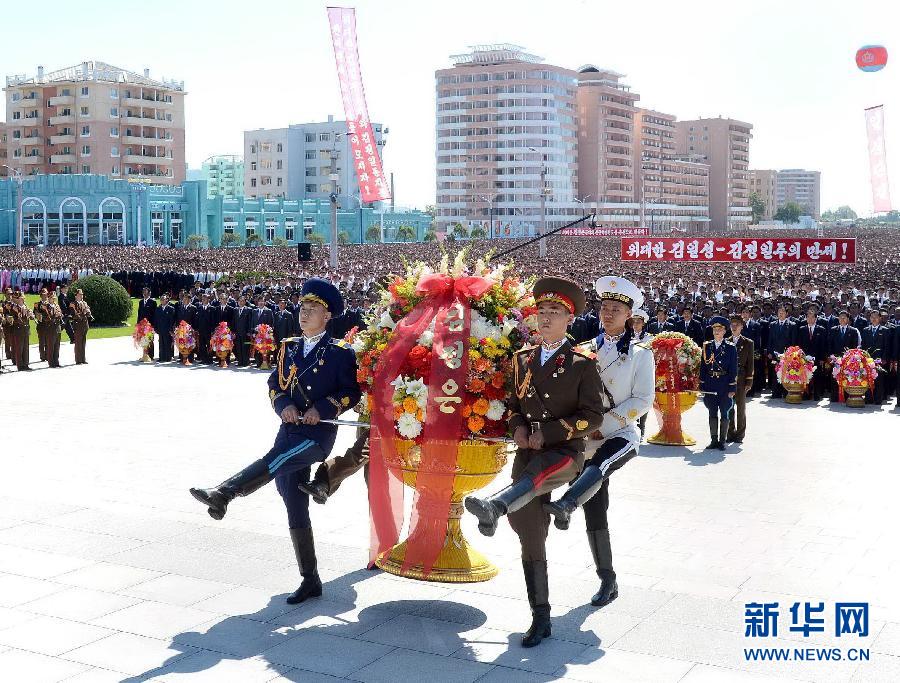 （XHDW）（2）朝鲜民众向领袖铜像献花庆祝国庆