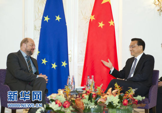 当地时间10月11日下午,中国国务院总理李克强在汉堡会见欧洲议会议长舒尔茨。 新华社记者 谢环驰 摄 当地时间10月11日下午,中国国务院总理李克强在汉堡会见欧洲议会议长舒尔茨。 新华社记者 谢环驰 摄