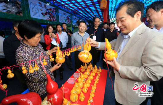 10月10日，县委书记邓雁平推介横桥乡文化产品公益葫芦。