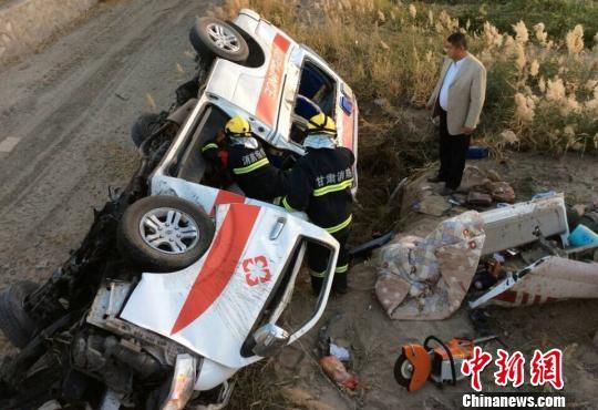 10月12日7时许，一辆救护车从新疆乌鲁木齐向河南转运1名重症病人，行至连霍高速甘肃玉门附近，发生侧翻冲下高速。中国新闻网 钟欣 摄