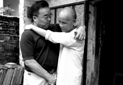 2014年9月16日，被无罪释放的徐辉（右）和他的辩护律师相拥。图/CFP