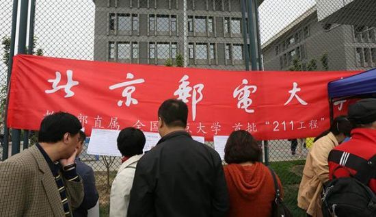 　北京邮电大学相关领导表示，对于硕士生涉嫌抄袭论文一事确认以后将按照要求处理。