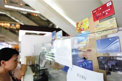 7月7日，上海，商家推出各种消费卡及预付费卡。《侵害消费者权益行为处罚办法（征求意见稿）》拟规定，商家“无理拒绝”预付卡退款，最高处10倍罚款。图/东方IC