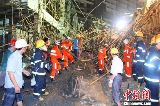 现场有公安、消防、施工方工作人员和当地群众近百人投入救援中。 章肖 摄 现场有公安、消防、施工方工作人员和当地群众近百人投入救援中。 章肖 摄