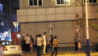 9月6日，地震发生后，群众聚集在涿鹿县街头。新华社发