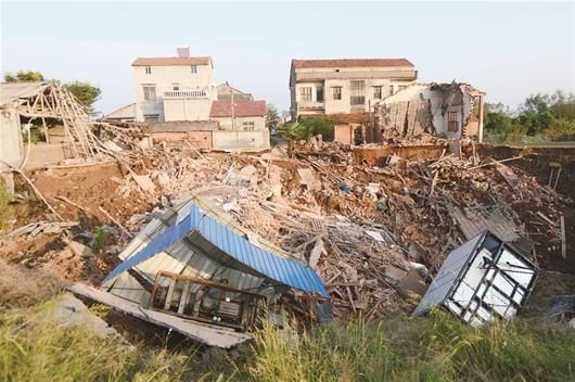 江夏区法泗镇发生地陷，两栋民房垮塌。