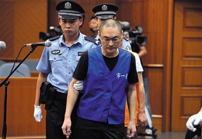去年9月16日,韩磊被带进法庭受审。 新京报记者 王贵彬 摄 去年9月16日,韩磊被带进法庭受审。 新京报记者 王贵彬 摄