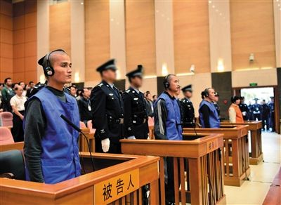 被告人在法庭上。昨日,云南省高级人民法院二审公开开庭审理昆明火车站“3·01”严重暴力恐怖犯罪案件。 被告人在法庭上。昨日,云南省高级人民法院二审公开开庭审理昆明火车站“3·01”严重暴力恐怖犯罪案件。