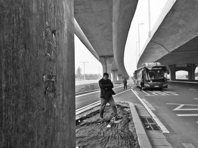 郑州中州大道一“站牌”处，桥墩上有用胶带贴的“公交”二字。