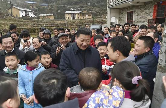 2016年2月2日，习近平在井冈山市茅坪乡神山村给乡亲们拜年，祝乡亲们生活幸福、猴年吉祥。 新华社记者 谢环驰 摄