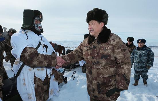 2014年1月26日上午，习近平来到祖国边疆的内蒙古阿尔山，冒着零下30多摄氏度的严寒，迎风踏雪慰问在边防线上巡逻执勤的官兵。新华社记者 李刚 摄