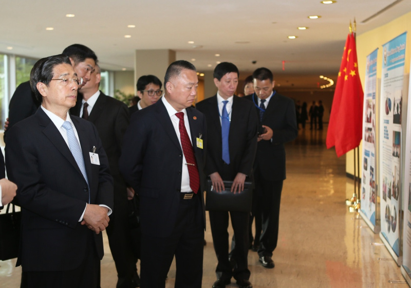 4月19日,在纽约联合国总部,国务委员、国家禁毒委员会主任、公安部部长郭声琨(左一)参观中国禁毒工作展。当日,国务委员、国家禁毒委员会主任、公安部部长郭声琨在出席2016年世界毒品问题特别联大期间参观了在联合国总部举办的中国禁毒工作展。新华社记者 秦朗 摄 4月19日,在纽约联合国总部,国务委员、国家禁毒委员会主任、公安部部长郭声琨(左一)参观中国禁毒工作展。当日,国务委员、国家禁毒委员会主任、公安部部长郭声琨在出席2016年世界毒品问题特别联大期间参观了在联合国总部举办的中国禁毒工作展。新华社记者 秦朗 摄