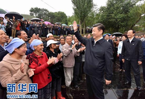 7月18日至20日，中共中央总书记、国家主席、中央军委主席习近平在宁夏调研考察。这是7月18日下午，习近平在固原市泾源县大湾乡杨岭村考察时向村民们问好。新华社记者李涛摄