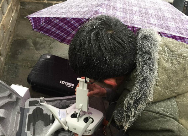 20日下午，延庆八达岭开始飘雪，中国气象频道记者正在准备拍摄。